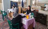  میز خدمت‌رسانی جهادگران سلامت  بسیج جامعه پزشکی شبکه بهداشت فردیس در مناطق کم برخوردار